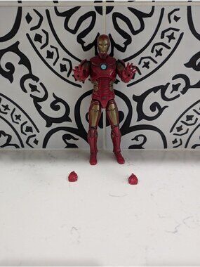 Marvel Legends Gamerverse Iron Man with an extra set of hands